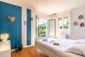 4 bedrooms, iron/ironing board, free WiFi, bed sheets
