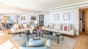 A spacious living area with a sofa set, coffee table, and a dining area with a table and chairs. - Sunset - Vue exceptionnelle sur l'océan (Biarritz)