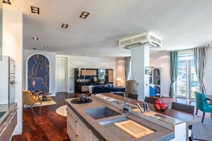 Kühlschrank, Mikrowelle, Ofen, Geschirrspüler