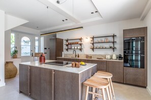 Kühlschrank, Mikrowelle, Ofen, Geschirrspüler