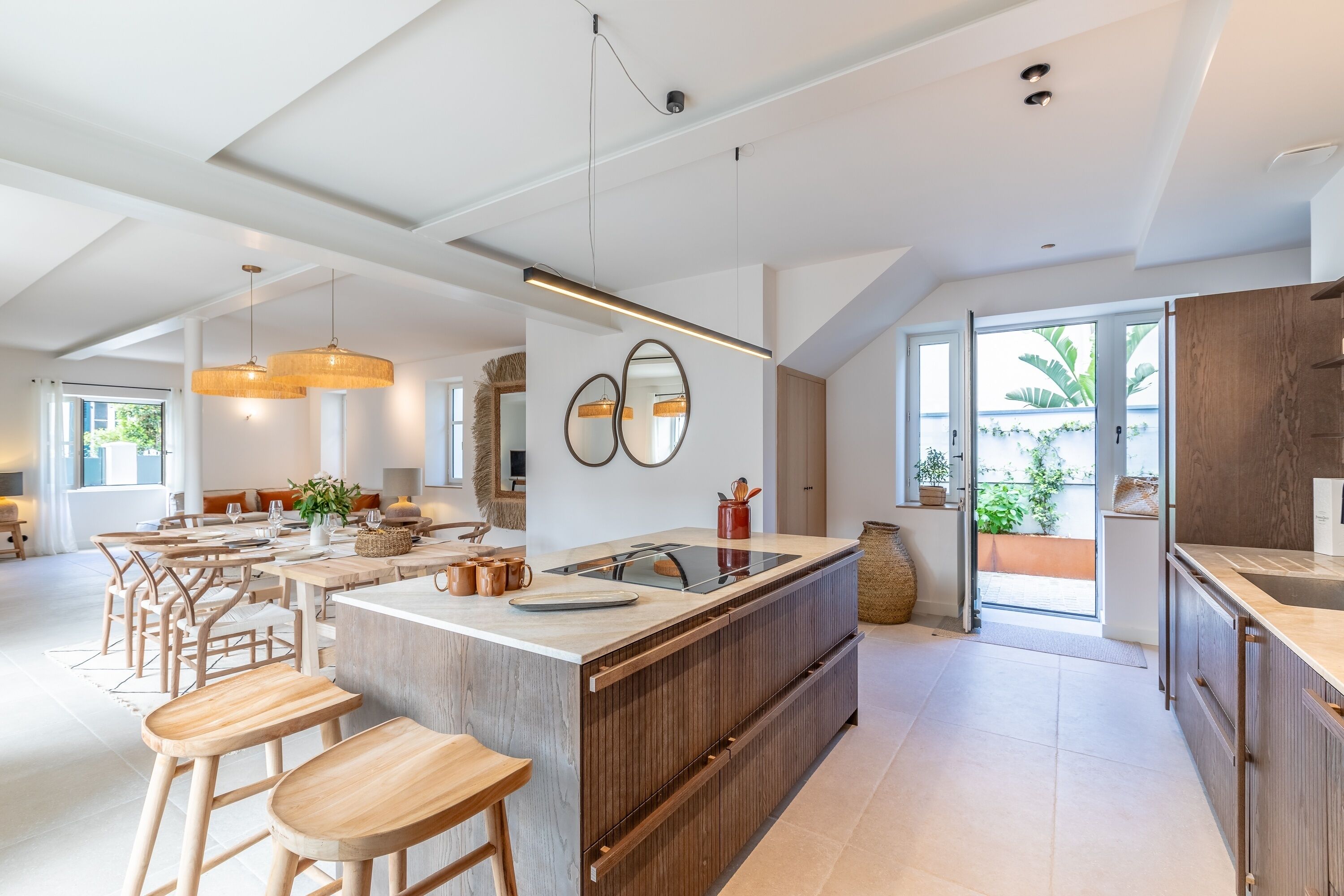 Een koelkast, een magnetron, een oven, een vaatwasser