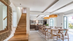 Une cuisine moderne avec des meubles en bois, un îlot central et des luminaires suspendus.