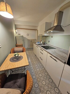 Kühlschrank, Mikrowelle, Herdplatte, Geschirrspüler