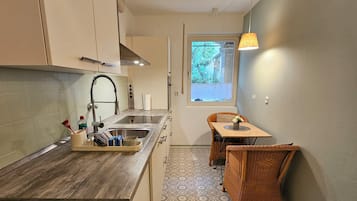 Fridge, microwave, stovetop, dishwasher