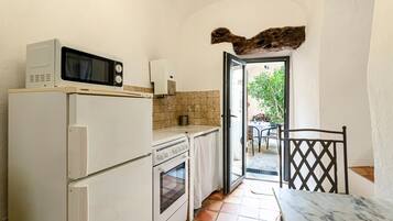 Réfrigérateur, micro-ondes, four, cafetiÚre/bouilloire