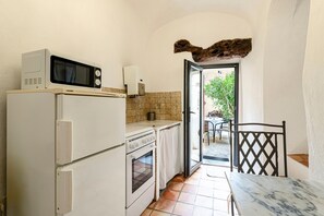 Kjøleskap, mikrobølgeovn, ovn og kaffetrakter/tekoker