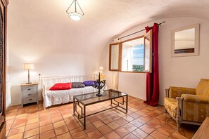 3 chambres, fer et planche à repasser