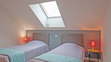 3 slaapkamers, een strijkplank/strijkijzer, gratis wifi, beddengoed