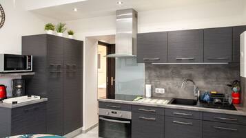 Køleskab, mikrobølgeovn, ovn, kaffe-/temaskine