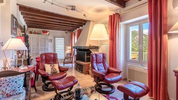 Televisie, een open haard en een stereo