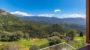 A scenic view from a balcony overlooking a mountainous landscape with a clear sky. - Casa Ultima - Superbe vue, proche Ajaccio (Sarrola-Carcopino)