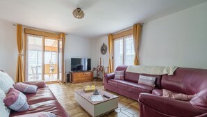 Una sala de estar con un sofá, una mesa de centro y un televisor.