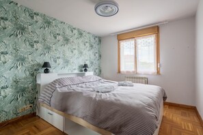 4 bedrooms, iron/ironing board, free WiFi, bed sheets