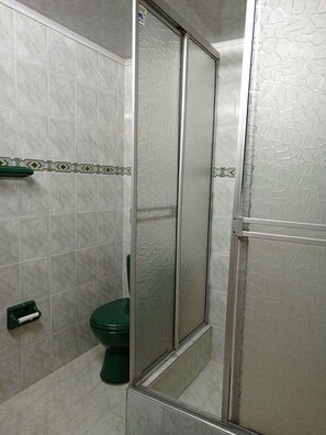 Shower, hair dryer, bidet, towels - La tía Family Lodging (Bogotá)