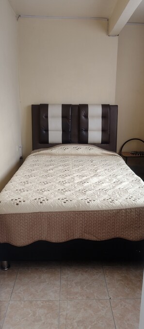 9 Schlafzimmer, Bügeleisen/Bügelbrett, kostenloses WLAN, Bettwäsche