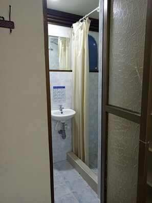 Suihku, hiustenkuivaaja, bidee, pyyhkeet