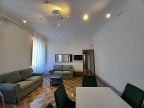 Smart TV - Oriuolo Left - Two Bedroom Apartment, Sleeps 4 (Firenze)