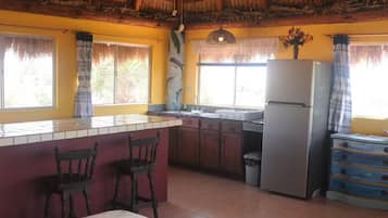 Coffee/tea maker, electric kettle, toaster, blender