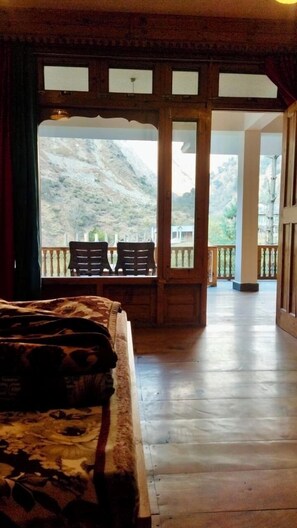 Escritorio y espacio para trabajar con laptop