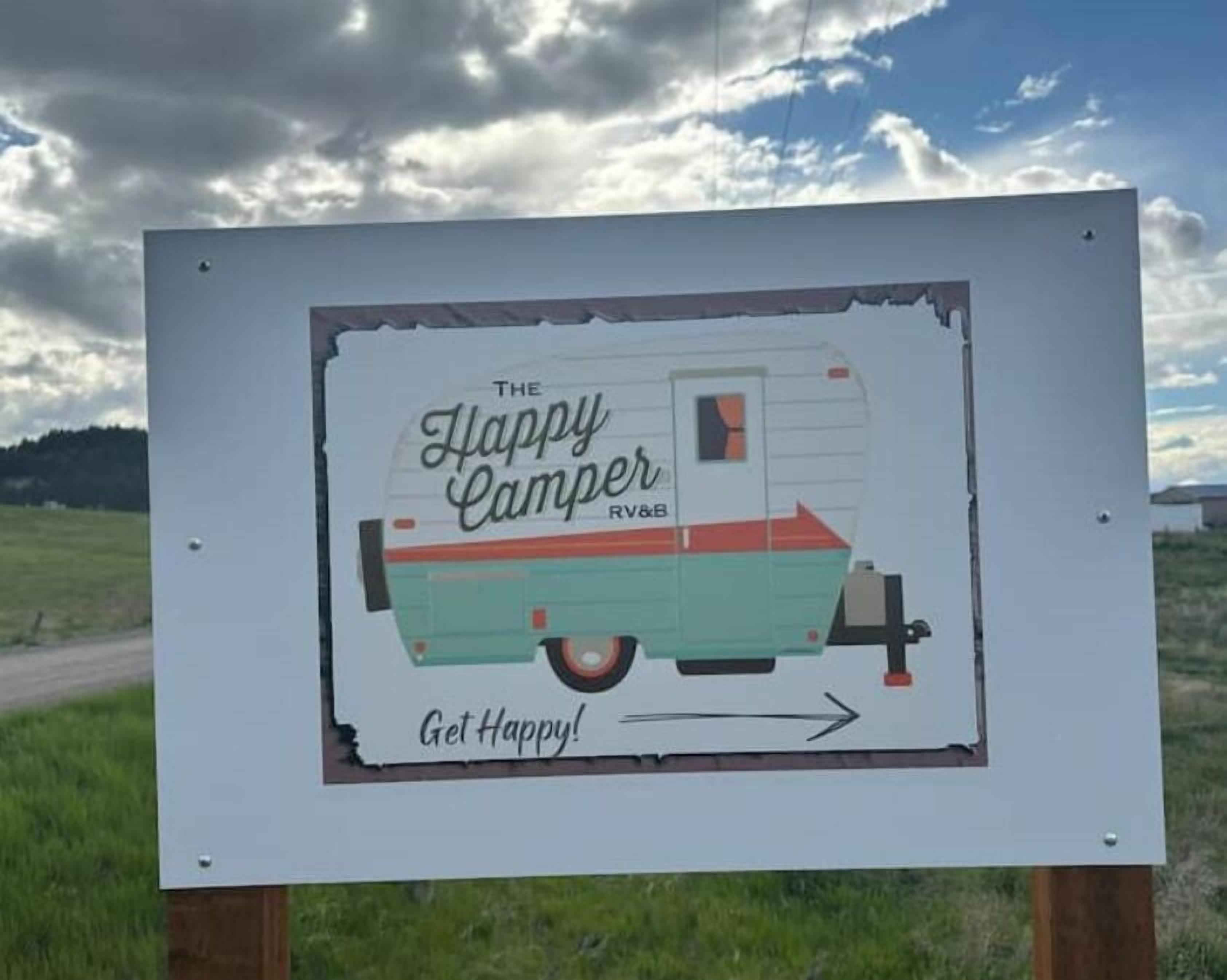 Un letrero con una ilustración de una autocaravana.