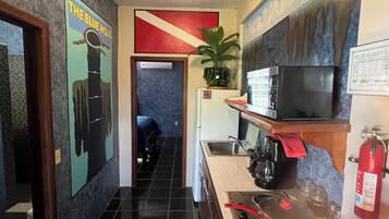 Kjøleskap, mikrobølgeovn, kokeplater og kaffetrakter/tekoker