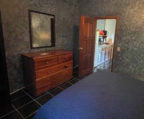 1 slaapkamer, een kluis op de kamer, een strijkplank/strijkijzer