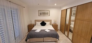 5 chambres, fer et planche à repasser, Wi-Fi, draps fournis