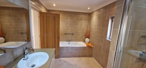 Serviettes fournies, papier toilette