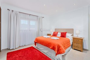 5 bedrooms, iron/ironing board, WiFi, bed sheets