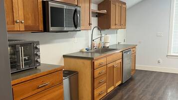 Frigorifero, microonde, lavastoviglie, macchina per tè/caffè