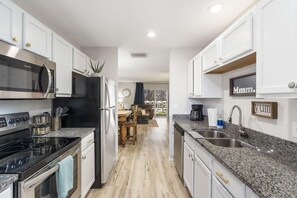 Fridge, microwave, oven, stovetop - 3BR + Bunks | Deck + Sleeps 11 | Near SDC & Strip (Branson)