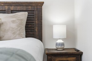 3 bedrooms, iron/ironing board, travel cot, free WiFi - 3BR + Bunks | Deck + Sleeps 11 | Near SDC & Strip (Branson)