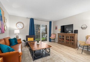 Smart TV, video games - 3BR + Bunks | Deck + Sleeps 11 | Near SDC & Strip (Branson)