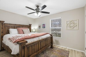 3 slaapkamers, een strijkplank/strijkijzer, reisbedje, gratis wifi