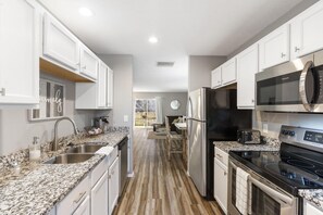 Geladeira, micro-ondas, fogão, cooktop