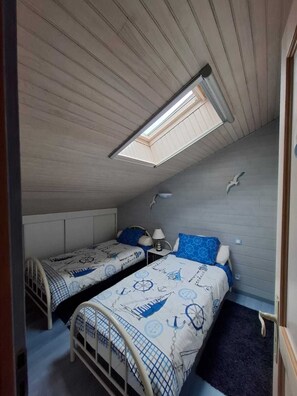 2 bedrooms, iron/ironing board, WiFi, bed sheets