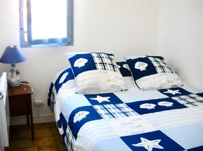 Tabla de planchar con plancha, wifi y ropa de cama 