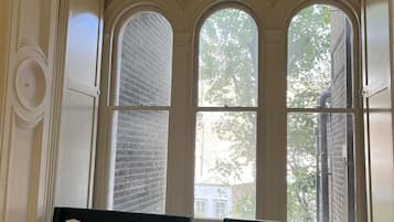 3 habitaciones, escritorio, tabla de planchar con plancha y wifi gratis