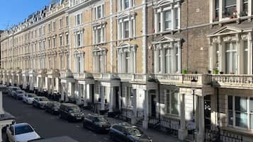Filas de casas adosadas con una calle al frente.