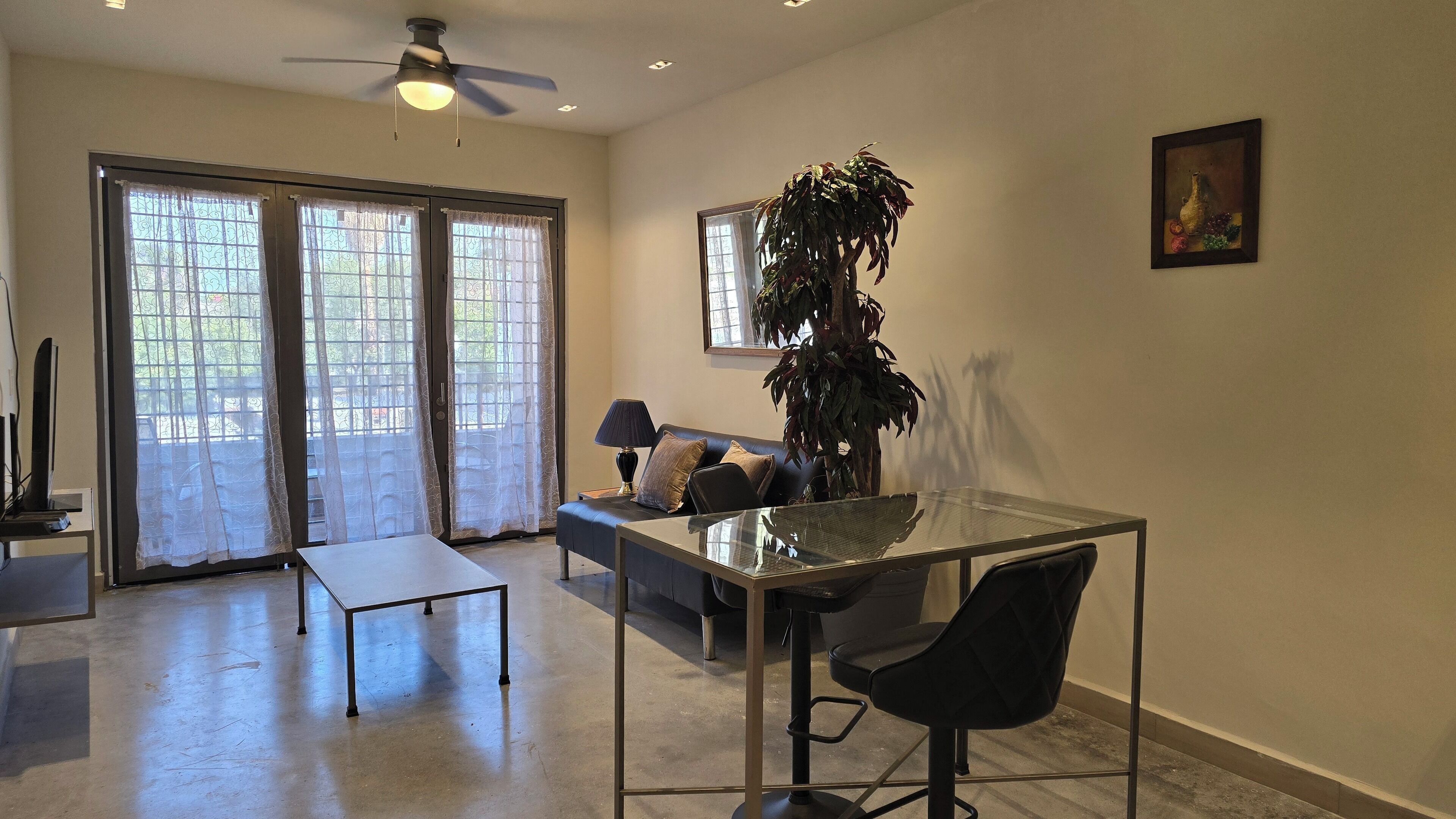 Căn hộ Executive, quang cảnh đồi núi | Khu phòng khách | TV LCD 50-inch có truyền hình cáp 