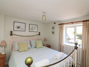 2 Schlafzimmer, individuell dekoriert, individuell eingerichtet