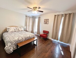 3 室のベッドルーム、デスク、WiFi (無料)、ベッドシーツ