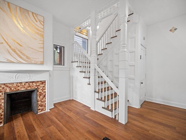 Interior - Shadyside/Pittsburgh, Modern & Cozy 1 Bedroom with Free Parking (Pittsburgh)