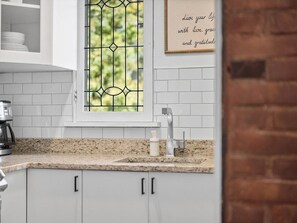 Fridge, microwave, oven, stovetop - Shadyside, Pittsburgh, Modern and Cozy 1 Bedroom Apt with Free Parking (Pittsburgh)
