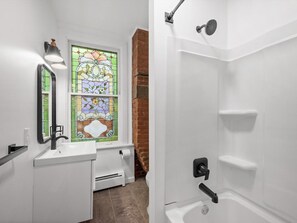 Hair dryer, towels - Shadyside, Pittsburgh, Modern and Cozy 1 Bedroom Apt with Free Parking (Pittsburgh)