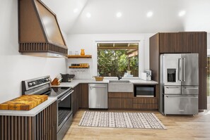 Kylskåp, mikrovågsugn, ugn och spishäll