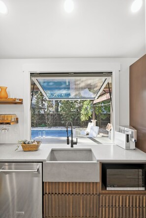 Micro-ondes, four, plaque de cuisson, lave-vaisselle