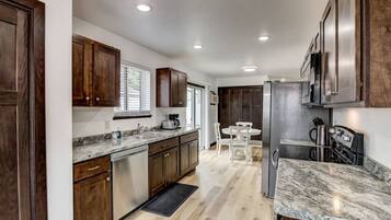 Refrigerador, microondas, horno, placa de cocina