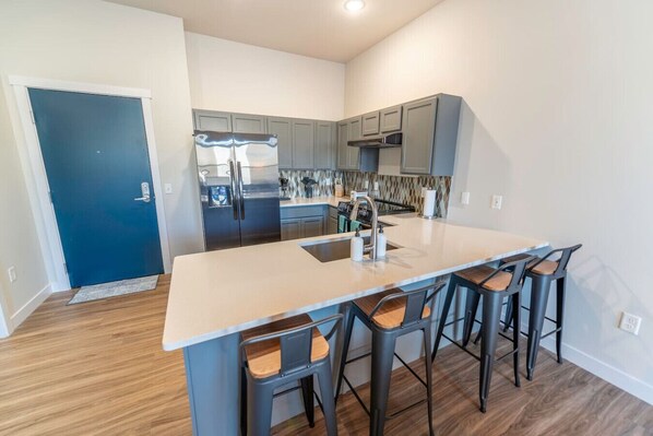 Fridge, microwave, oven, stovetop - 1br Apartment/Downtown/UWEC/Hospital/Clinic (Eau Claire)