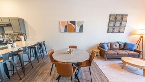 Eine moderne Küche mit Essbereich, einer Couch und einer Lampe.